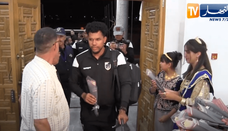 بعثة منتخب الرأس الأخضر تحل بالجزائر