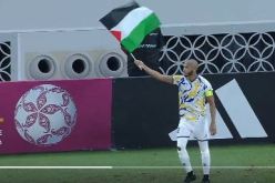 براهيمي يسجل “الدوبلي” ويحتفل بالراية الفلسطينية