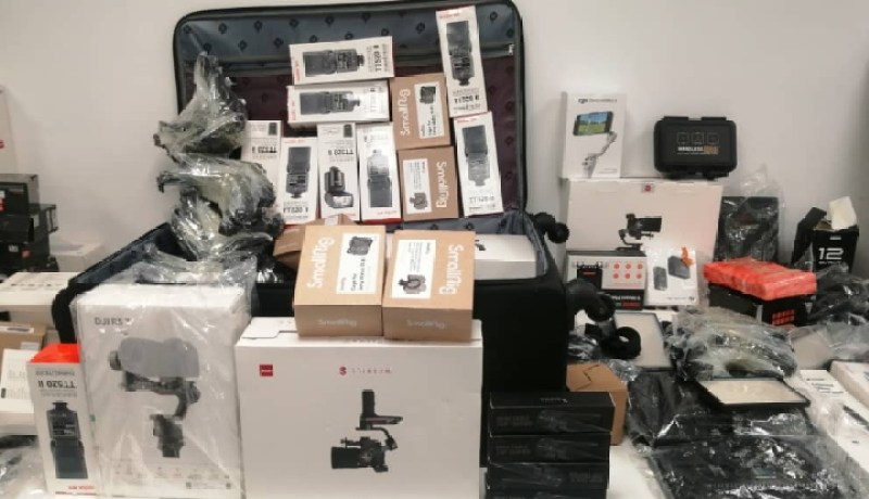 حجز 724 هاتف نقال و537  ساعة يد و8040 مصباح سيارات لدى مسافرين بالمطار