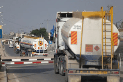 17 شاحنة مساعدات تدخل غزة منها من تحمل الوقود
