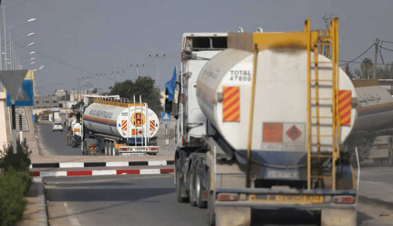 17 شاحنة مساعدات تدخل غزة منها من تحمل الوقود