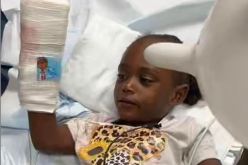 فيديو يحبس الأنفاس.. طفلة تطلق النار على نفسها عن طريق الخطأ