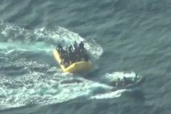 فيديو يحبس الأنفاس.. غرق قارب يحمل عشرات “الحراڤة” قبالة سواحل ليبيا