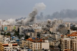 قوات الإحتلال الصهيوني تقصف مقر شركة اتصالات وتدمر وزارة الأوقاف الدينية بغزة