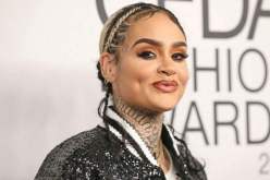 انبهرت بإيمان المسلمين في فلسطين.. مغنية أمريكية تشتري مصحف