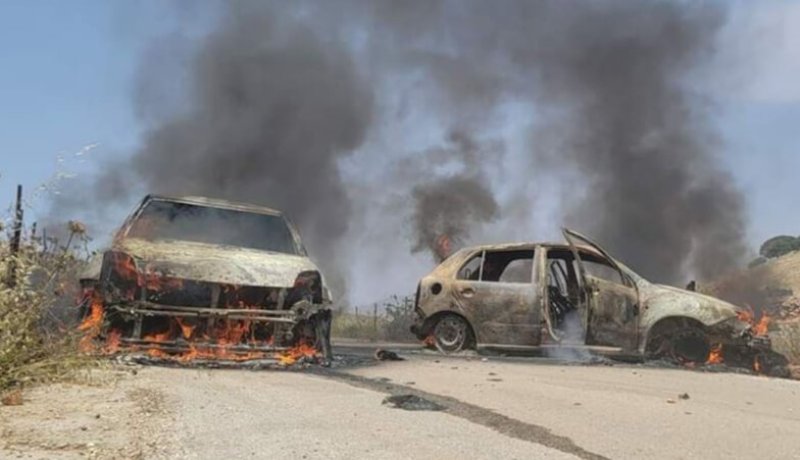 مستوطنون ينصبون حاجزا على الطريق ويحرقون سيارات الفلسطينيين