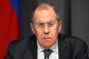 لافروف: روسيا مستعدة للمساهمة في تسوية الوضع حول إيران