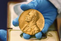 منح جائزة نوبل للعالمين اللذين طوّرا لقاحات mRNA Covid