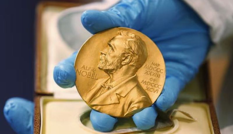 منح جائزة نوبل للعالمين اللذين طوّرا لقاحات mRNA Covid