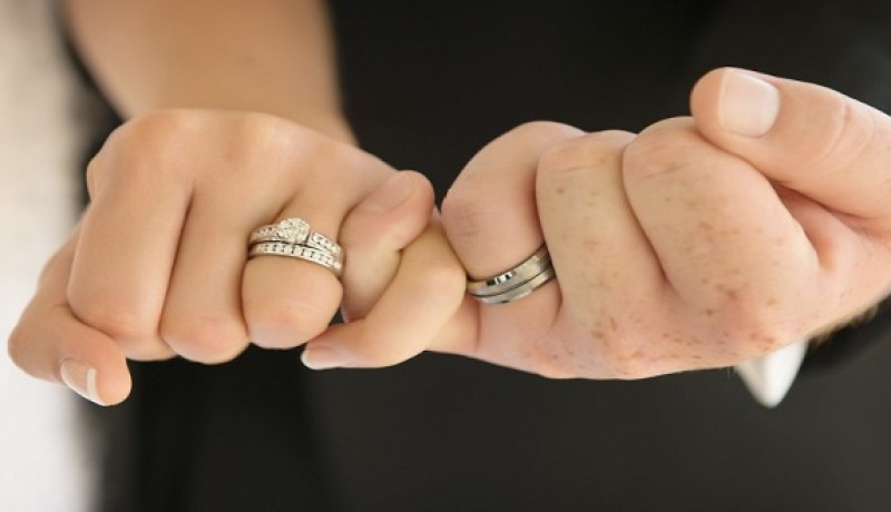 قصة وفاء دام حتى بعد الرحيل.. “لفني بحبه.. وطوق قلبي بذكرياته”