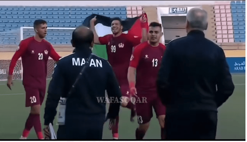 بالفيديو.. لاعب جزائري يعيد سيناريو رقصة بلايلي بـ “العلم الفلسطيني”