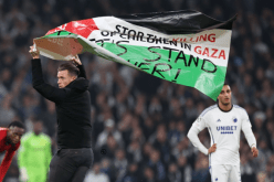 بالفيديو.. مشجع يقتحم ملعب لقاء مانشستر وكوبنهاغن حاملا علم فلسطين