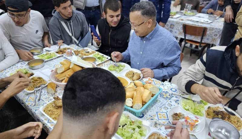 بالصور: كمال بداري يتناول وجبة العشاء مع الطلبة بالإقامة المعالمة 6