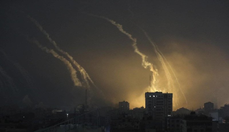 الإحتلال الصهيوني يقصف محيط مستشفى الشفاء في غزة بقنابل فوسفورية