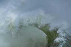 موجة يبلغ ارتفاعها 21 مترًا تضرب سواحل فينيستير بفرنسا