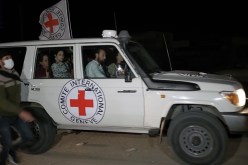 القسام تسلم الدفعة السادسة من الأسرى الإسرائيليين للصليب الأحمر