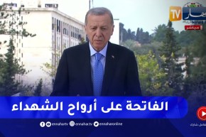 الرئيس التركي رجب طيب أردوغان يضع إكليلا من الزهور ويقرأ فاتحة الكتاب على شهداء الثورة التحريرية