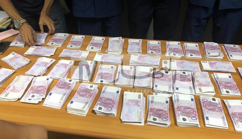 باتنة: حجز 8650 أورو بحوزة شخصين بمطار بن بولعيد