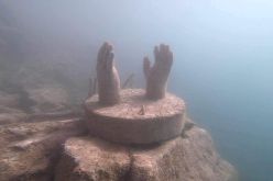 بالفيديو.. العثور على تمثال “أيدي ممدودة نحو السماء” داخل بحيرة