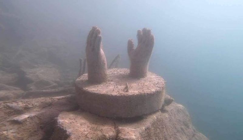 بالفيديو.. العثور على تمثال “أيدي ممدودة نحو السماء” داخل بحيرة