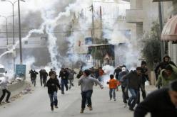 الإحتلال الصهيوني يقصف بوابة مستشفى النصر للأطفال في غزة