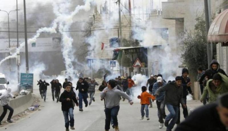 الإحتلال الصهيوني يقصف بوابة مستشفى النصر للأطفال في غزة