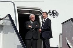 بالفيديو.. الرئيس الألماني ينتظر نصف ساعة على باب الطائرة بعد وصوله قطر