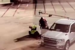 فيديو يحبس الأنفاس.. راكب يهرب من الطائرة عبر مخرج الطوارئ