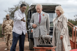 الملكة كاميلا تتولى رعاية فيل وحمار