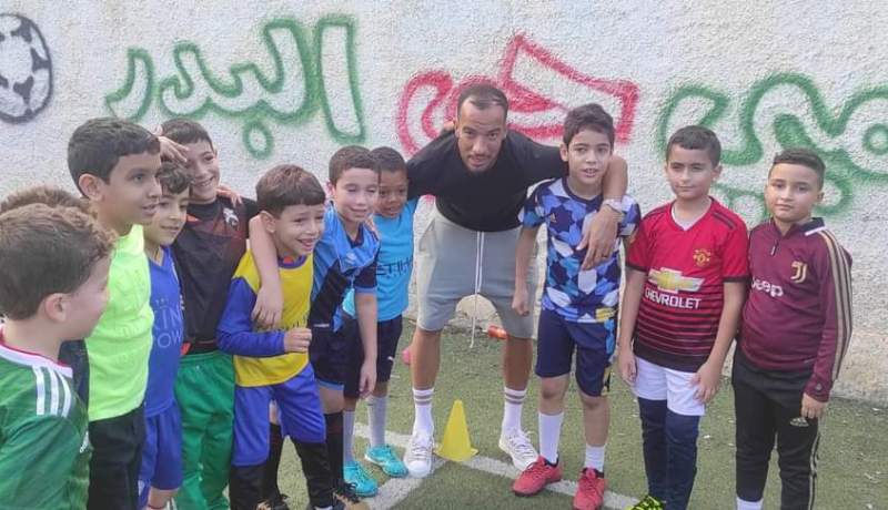 بالصور.. بن العمري يقوم بمبادرة طيبة اتجاه براعم أولمبي حي البدر