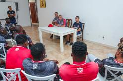 بالصور.. بن شيخة يعقد أول اجتماع مع لاعبي سيمبا