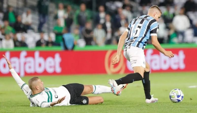 مدرب كوريتيبا يدافع عن سليماني