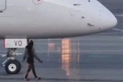 فيديو يحبس الأنفاس.. سيدة تجري على مدرج المطار للحاق بطائرتها