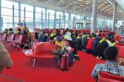 بالفيديو.. صلاة الجماعة بمطار باريس تثير الجدل في فرنسا