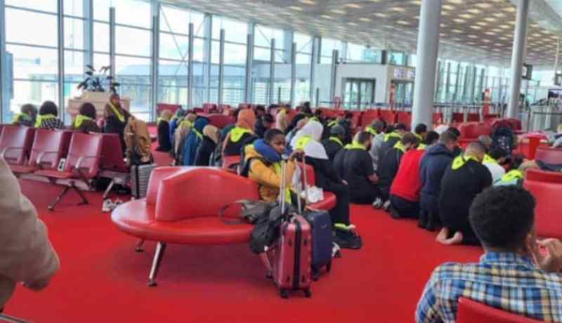 بالفيديو.. صلاة الجماعة بمطار باريس تثير الجدل في فرنسا