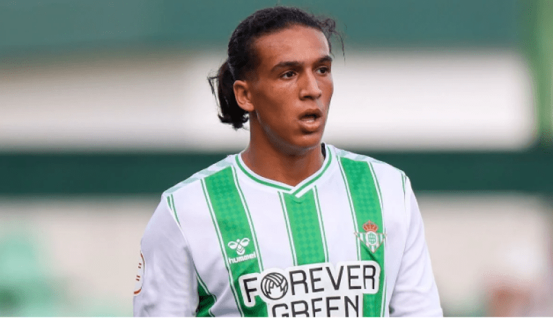 يانيس صنهاجي يفضل المنتخب الإسباني على الخضر