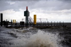 فيديو يحبس الأنفاس.. عاصفة عاتية تشطر سفينة إلى نصفين