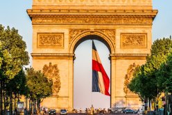 فرنسا تمنع الوزراء من استخدام الواتساب والتليغرام