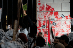 متظاهرون غاضبون يلطخون أبواب البيت الأبيض بالطلاء الأحمر