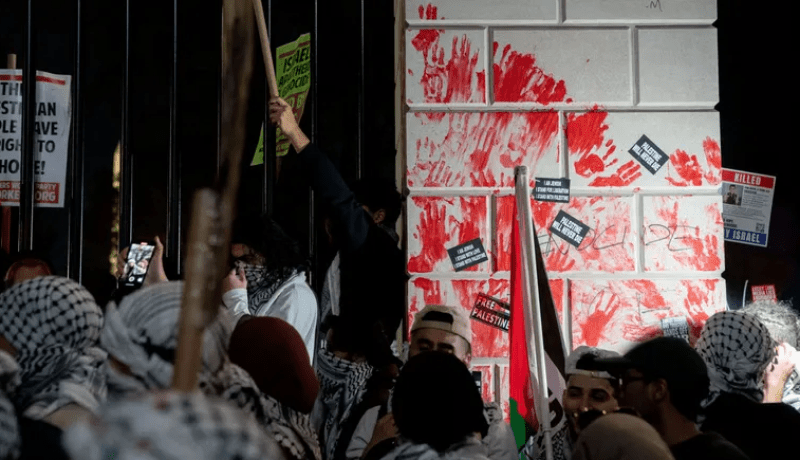 متظاهرون غاضبون يلطخون أبواب البيت الأبيض بالطلاء الأحمر