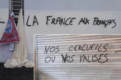 تشويه واجهة مسجد بعبارات عنصرية في فرنسا