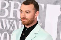 شاهد.. نجم عالمي يظهر بالتنورة القصيرة والكعب العالي!!