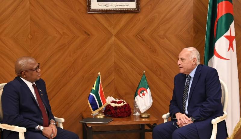 عطاف يستقبل الأمين العام لحزب المؤتمر الوطني الإفريقي لجنوب افريقيا