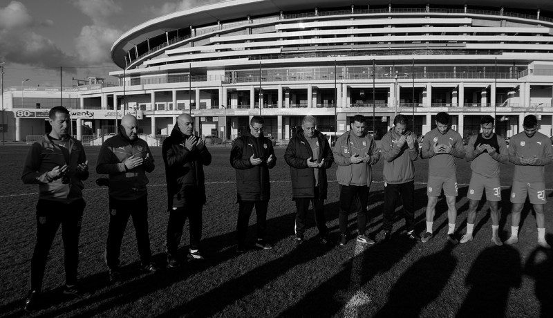 بالفيديو.. لاعبو شباب بلوزداد يقفون دقيقة صمت ترحما على ضحايا مولودية البيض