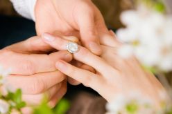 تعالى علي وطمس كرامتي.. كيف أرتقي أمام خطيبي؟