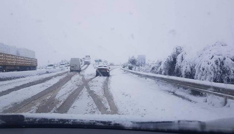 البويرة.. إنقاذ عائلة من 4 أفراد حاصرتهم الثلوج