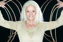 وفاة صاحبة الرقم القياسي العالمي السابق لأطول أظافر في العالم