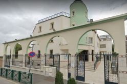 صور صادمة.. تشويه واجهة مسجد بجثة خنزير