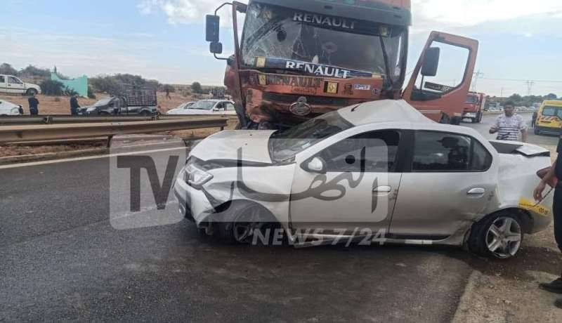 3 قتلى وجريحان في إصطدام بين سيارة وشاحنة بتيبازة