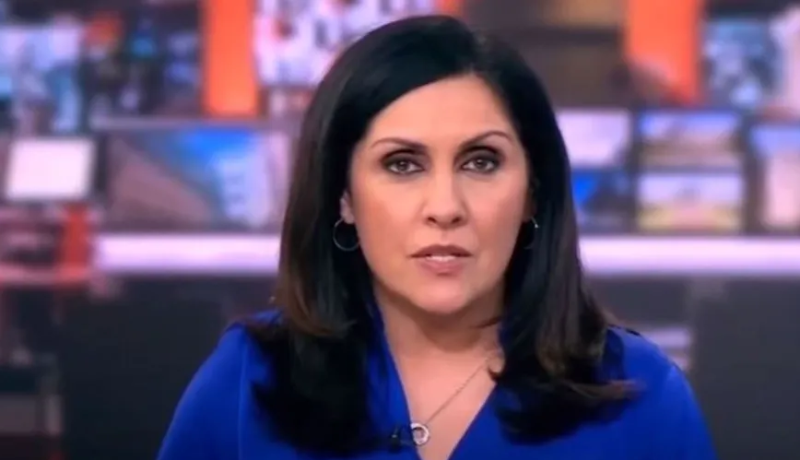 مذيعة شهيرة تقوم بحركة بذيئة على الهواء!